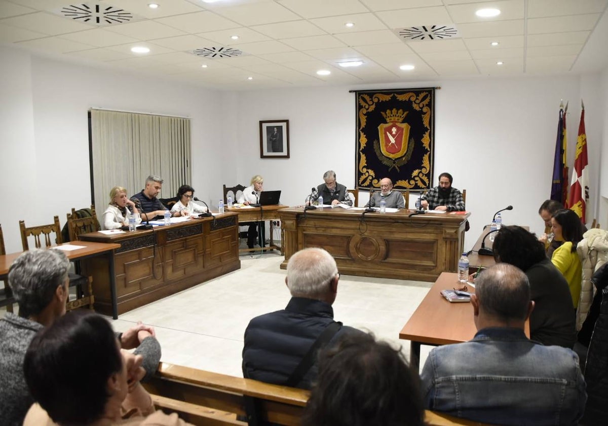 La Corporación municipal de Vitigudino que preside el alcalde, Javier Muñiz, reunida en pleno ordinario.