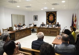 La Corporación municipal de Vitigudino que preside el alcalde, Javier Muñiz, reunida en pleno ordinario.