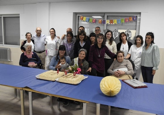 Felipa Gómez, en el centro, con sus familiares, amigos y cuidadores