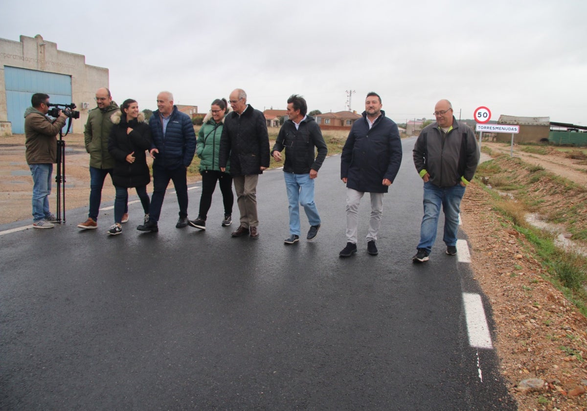 Leonardo Bernal, Myriam Tobal, Jesús María Ortiz, Esther Saez, Javier Iglesias, Hilario Hernández, Santiago Castañeda y Antonio Fraile en la visita a la obra de la carretera.