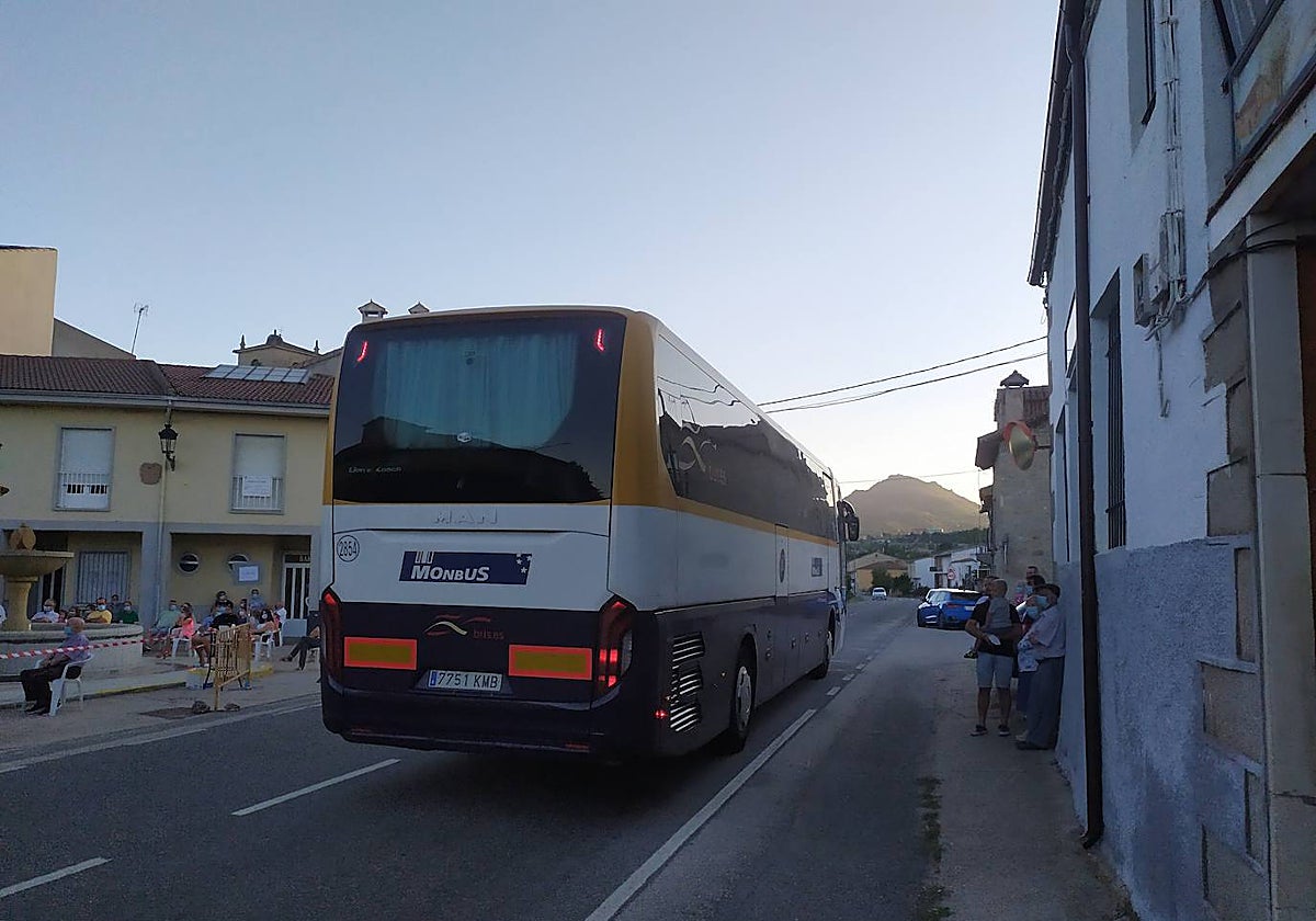 Imagen de archivo del paso de un autobús de la línea Aldeanueva del Camino-Madrid por Sorihuela, una de las localidades que no tiene reconocida ni parada.