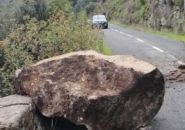 Enorme bloque de piedra caído sobre la calzada de la DSA-576 en el puerto de La Molinera.