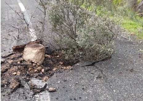 Imagen secundaria 1 - Desprendimientos de grandes pedruscos en La Molinera por causa de las lluvias