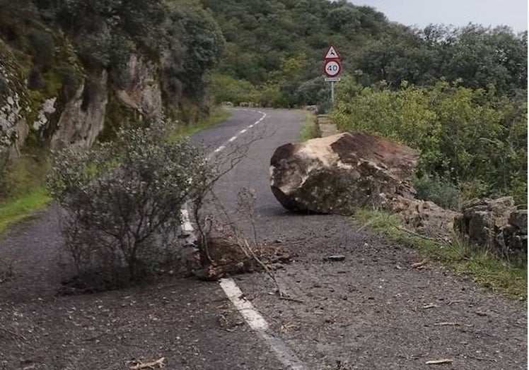 Imagen principal - Desprendimientos de grandes pedruscos en La Molinera por causa de las lluvias