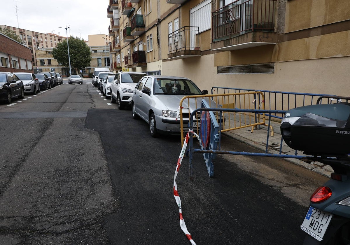 Calzada parcheada en la calle Fresno del barrio Garrido.