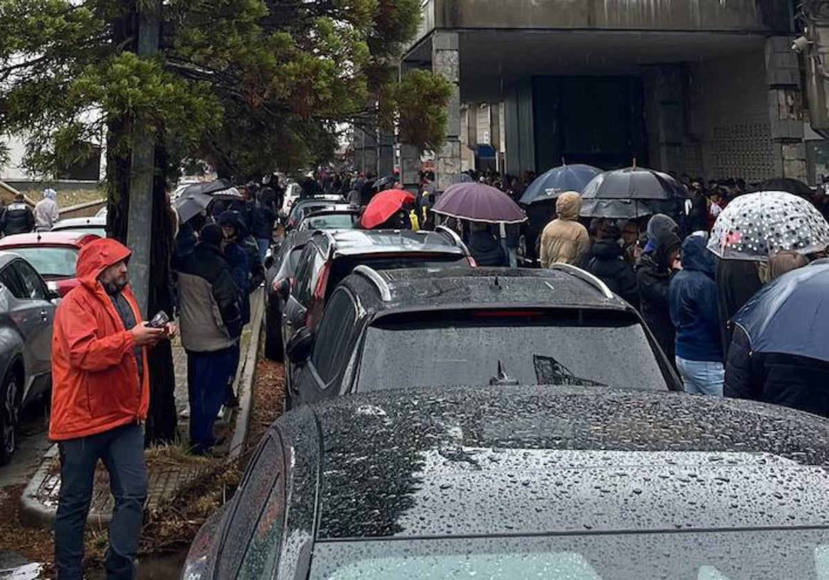 Aficionados a las puertas de la grada de preferencia del estadio Helmántico.