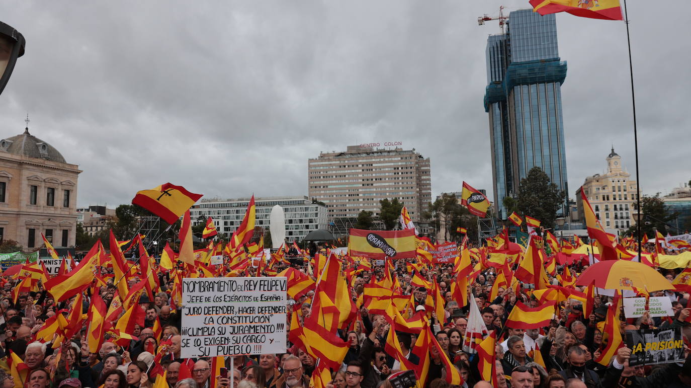 Más de 100.000 personas protestan contra la amnistía en Colón: &quot;¡Sánchez traidor!&quot;