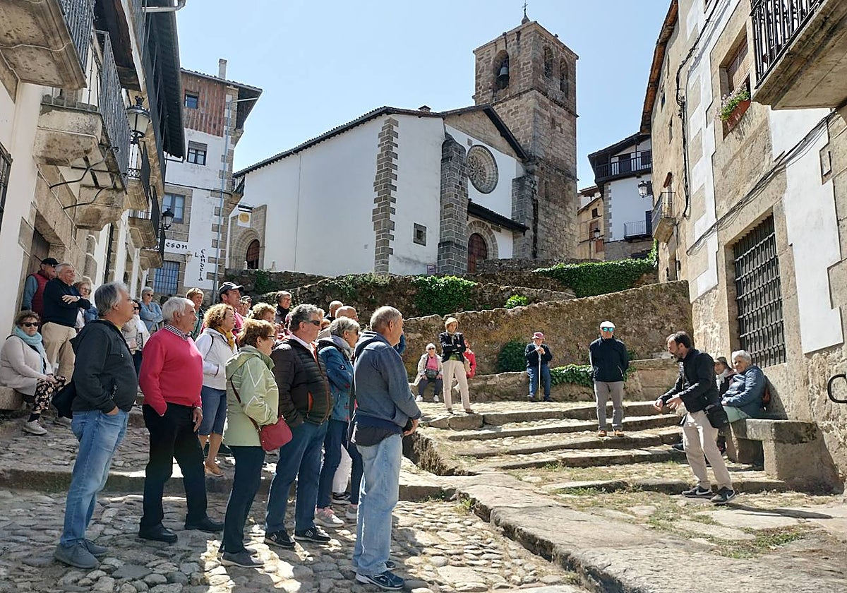 Imagen de un grupo de turistas procedentes de Vizcaya en una visita guiada por las calles de Candelario.