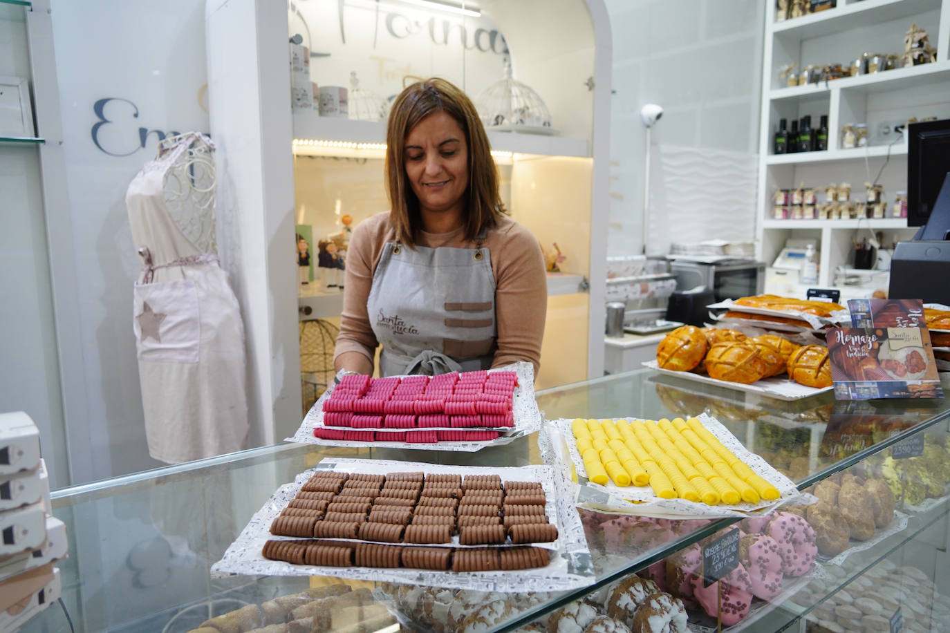 Los huesos de santo de diferentes sabores en Confiterías Santa Lucía.