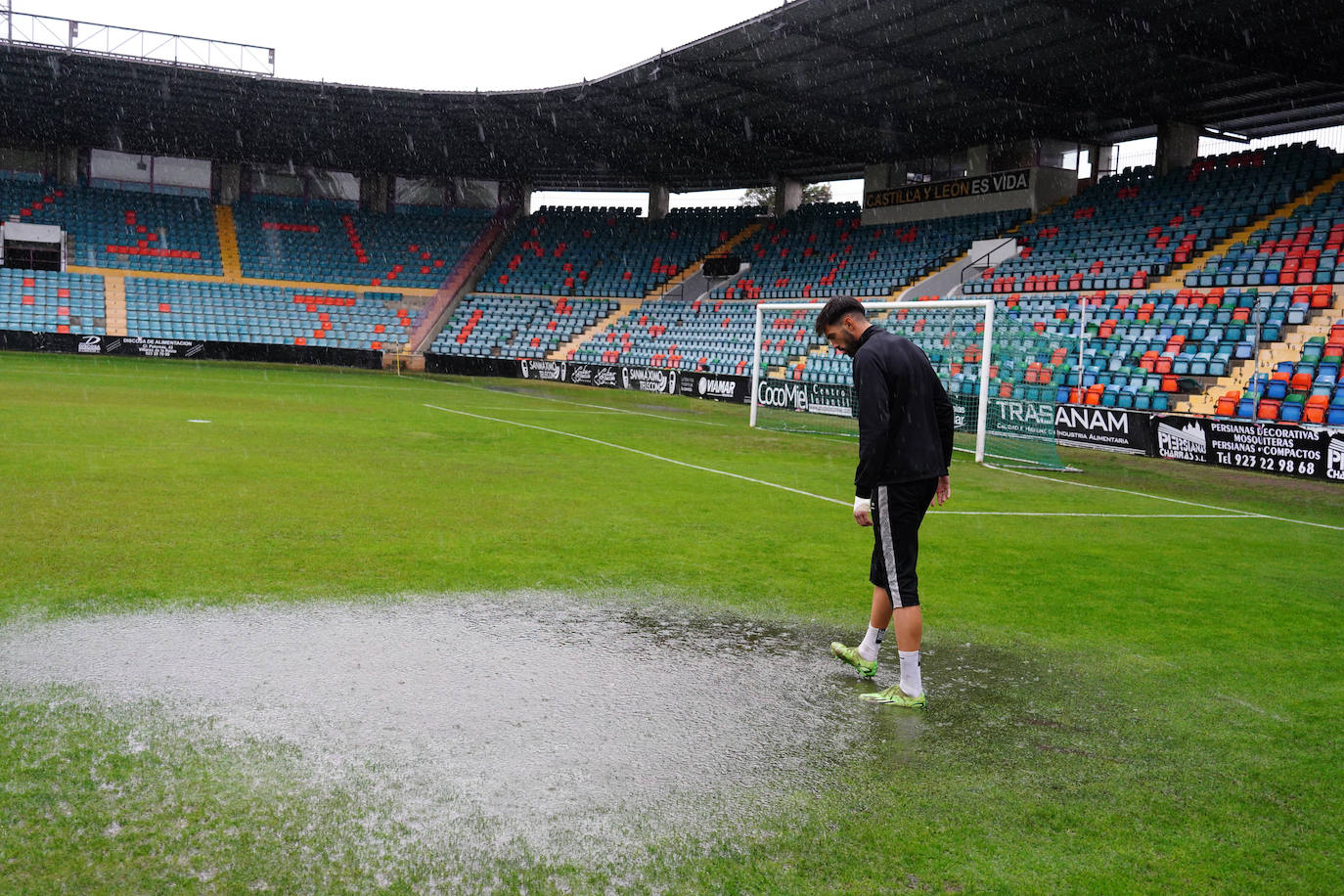 Así estaba El Helmántico cuando se suspendió el Salamanca UDS - Cristo Atlético