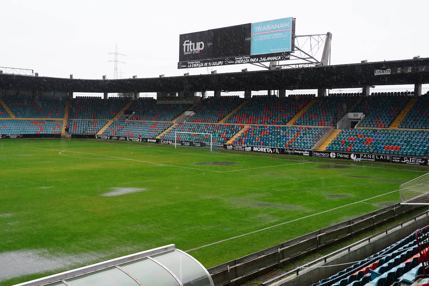 Así estaba El Helmántico cuando se suspendió el Salamanca UDS - Cristo Atlético