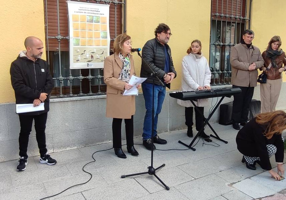 Carmen Ávila, alcaldesa de Peñaranda de Bracamonte, coloca la piedra de la memoria en recuerdo a Benito Martín del Águila.