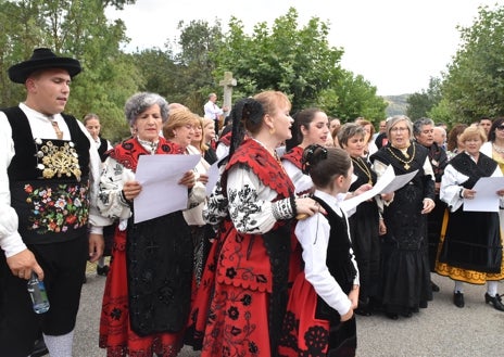 Imagen secundaria 1 - Imagen de Elena en distintos momentos de las fiestas de Sorihuela y, también, delante de la iglesia de esa localidad.