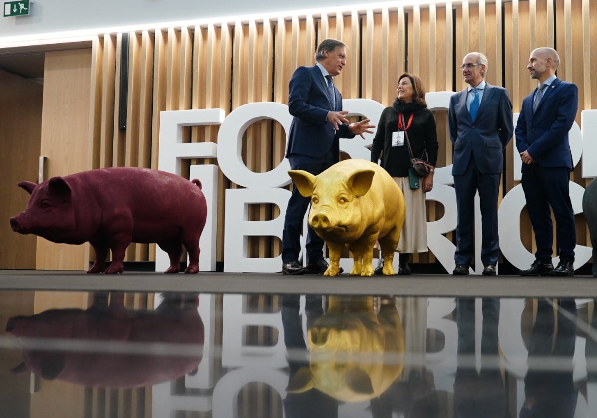 Autoridades en la inauguración del Foro del Ibérico.