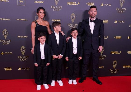 Messi, junto a su familia en la gala.