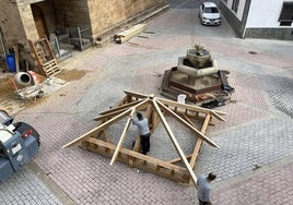 Nueva estructura de madera del campanario de la iglesia parroquial.