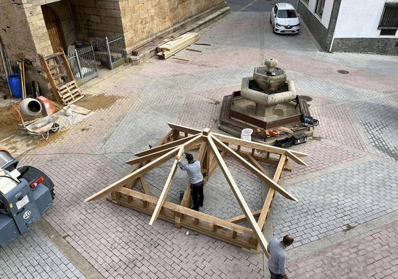 Nueva estructura de madera del campanario de la iglesia parroquial.