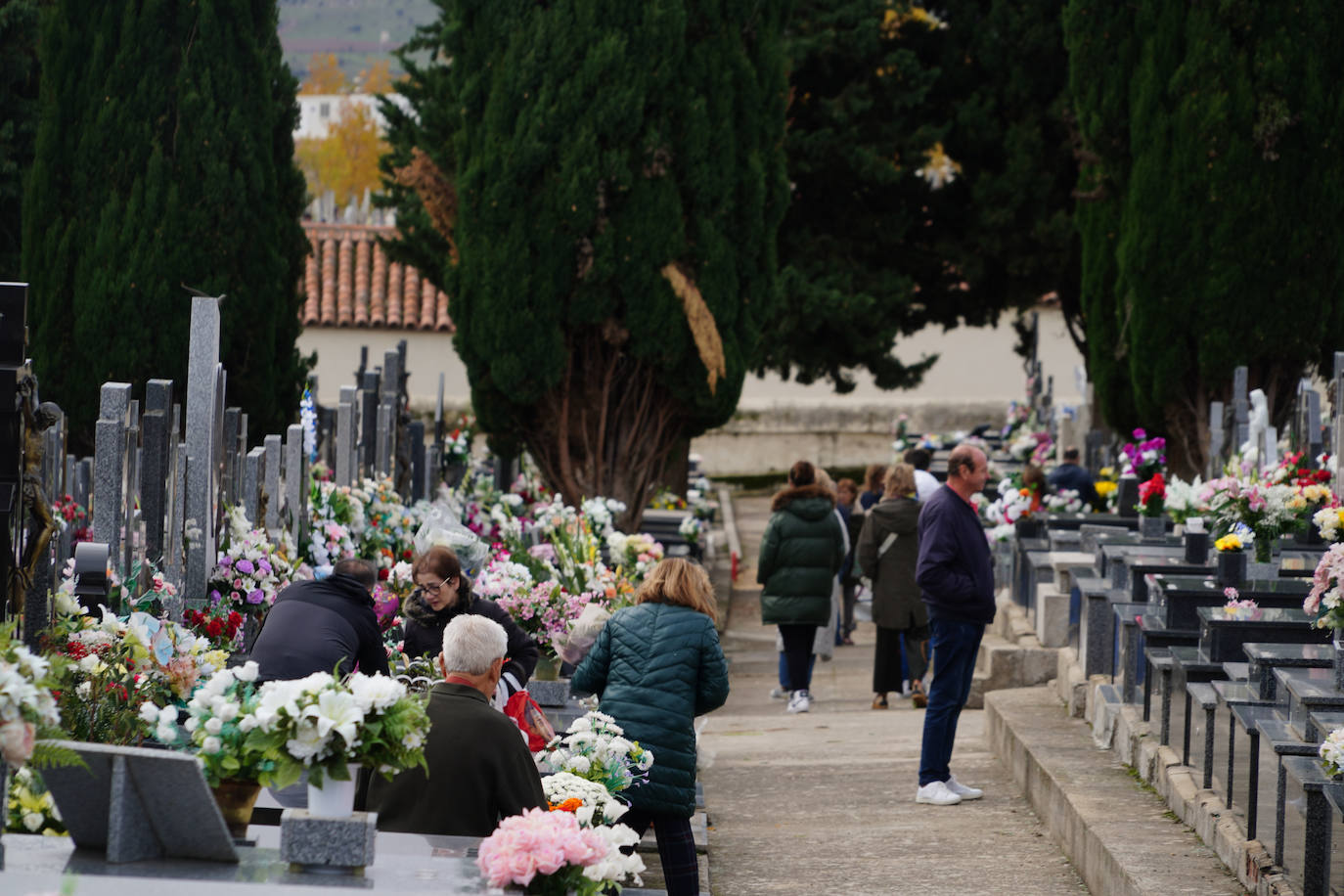 El cementerio San Carlos Borromeo rebosó de flores ayer por el Día de Todos los Santos.