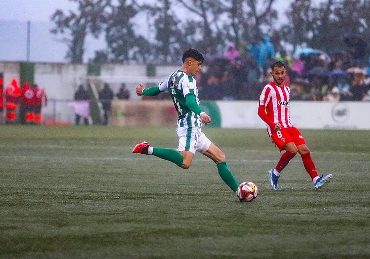 Lance del encuentro entre el Guijuelo y Sporting de Gijón.