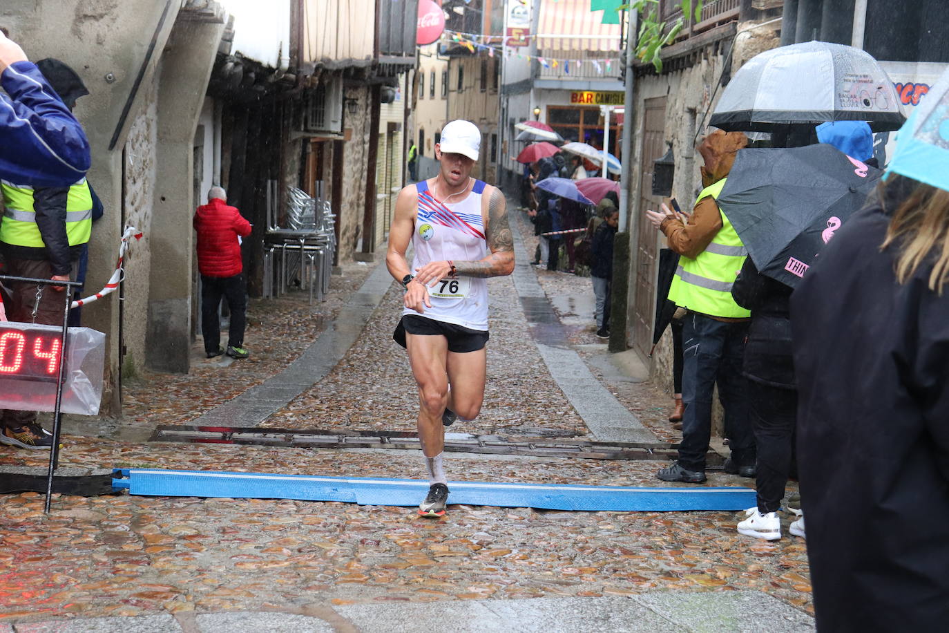 La lluvia no puede con la carrera de los lagares rupestres de San Esteban de la Sierra