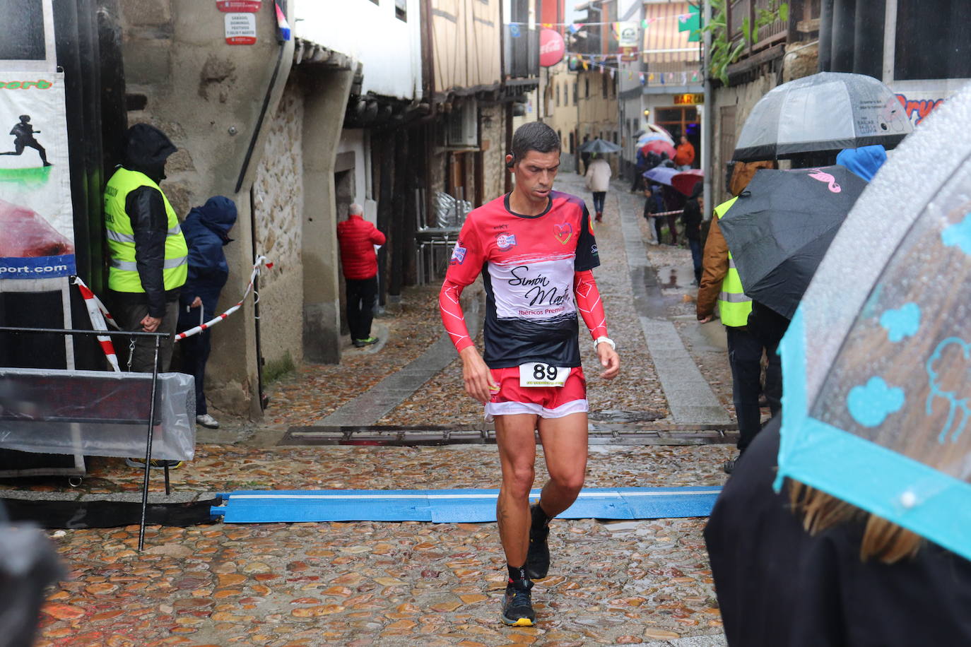 La lluvia no puede con la carrera de los lagares rupestres de San Esteban de la Sierra