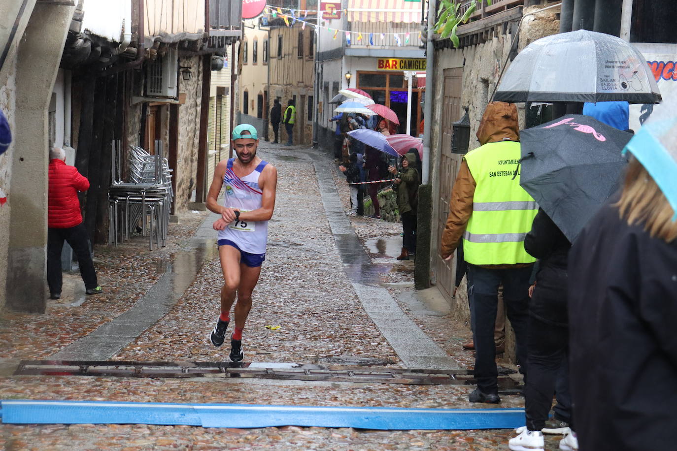 La lluvia no puede con la carrera de los lagares rupestres de San Esteban de la Sierra