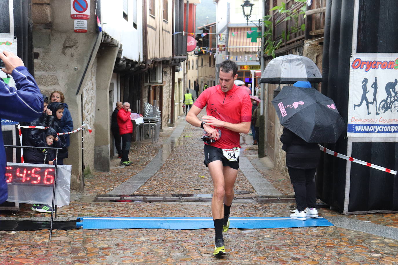 La lluvia no puede con la carrera de los lagares rupestres de San Esteban de la Sierra