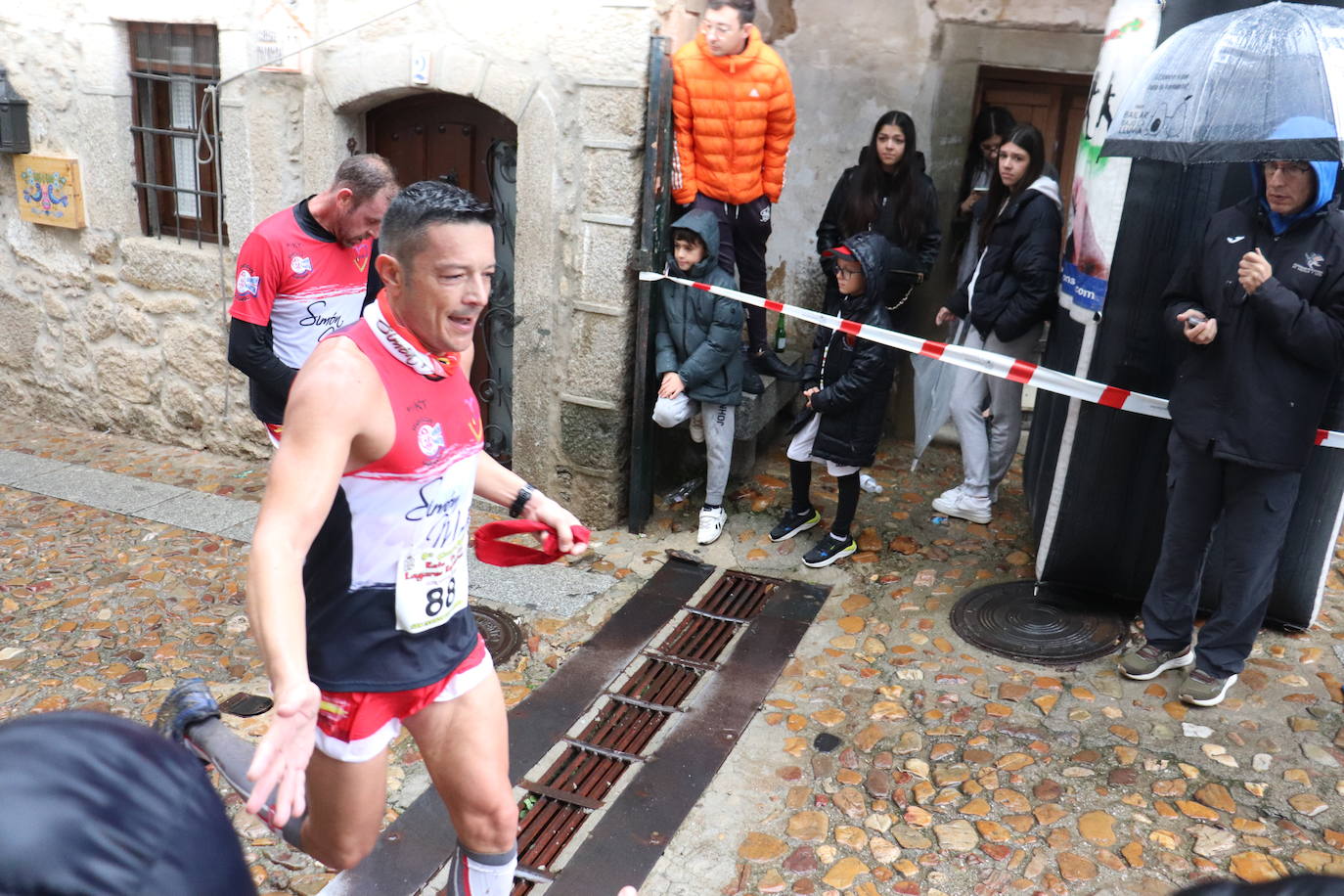 La lluvia no puede con la carrera de los lagares rupestres de San Esteban de la Sierra