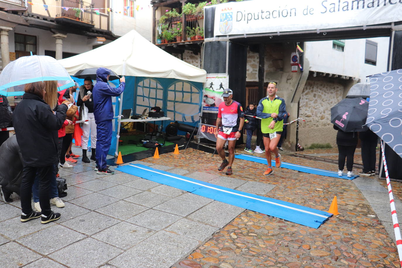 La lluvia no puede con la carrera de los lagares rupestres de San Esteban de la Sierra