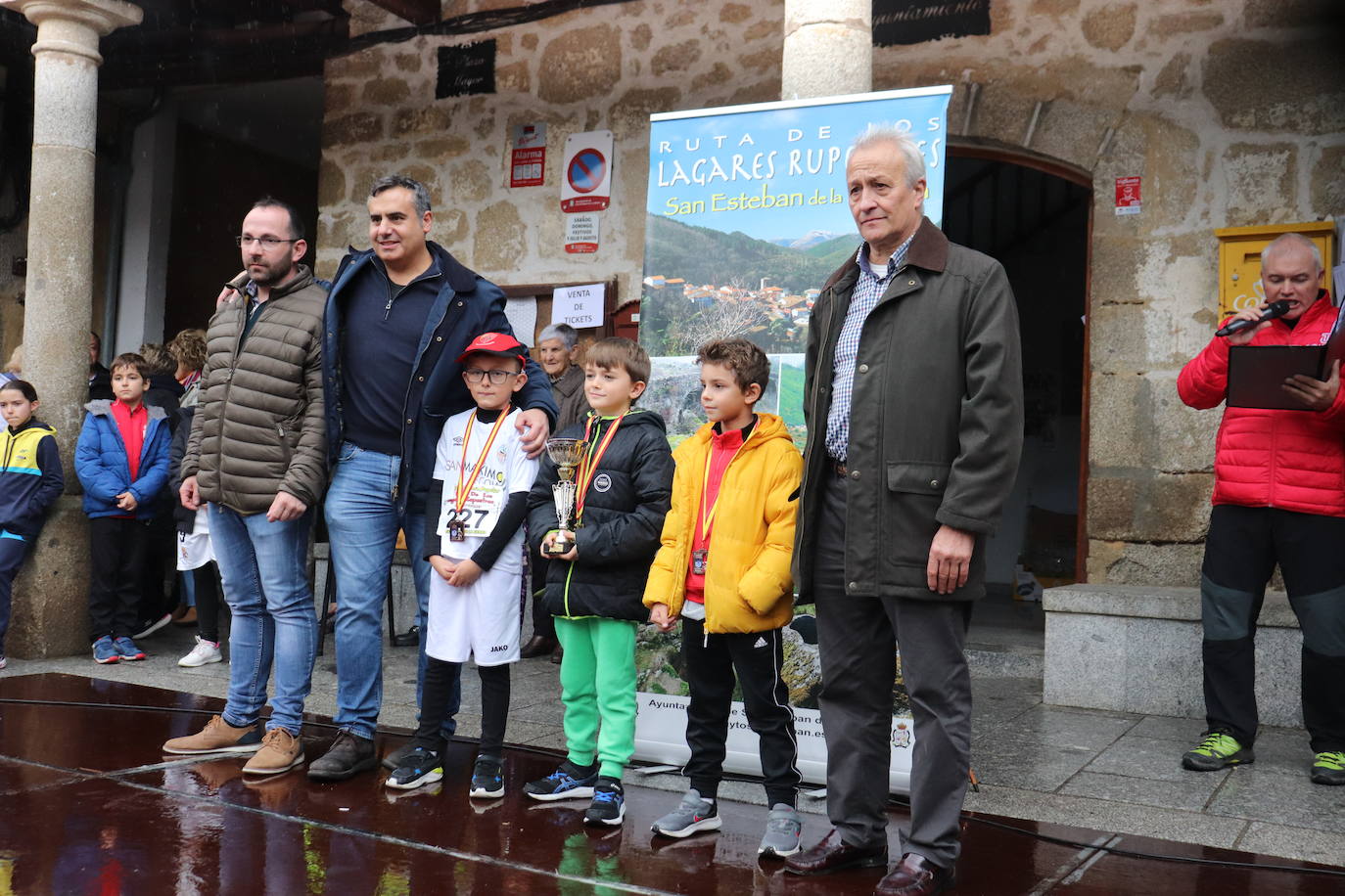 La lluvia no puede con la carrera de los lagares rupestres de San Esteban de la Sierra