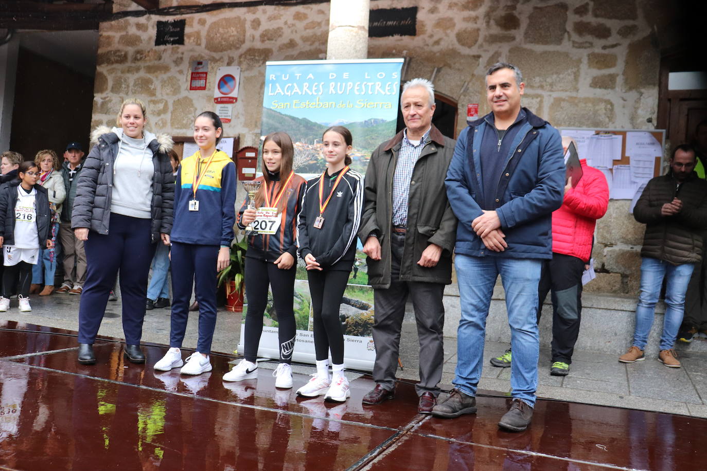 La lluvia no puede con la carrera de los lagares rupestres de San Esteban de la Sierra