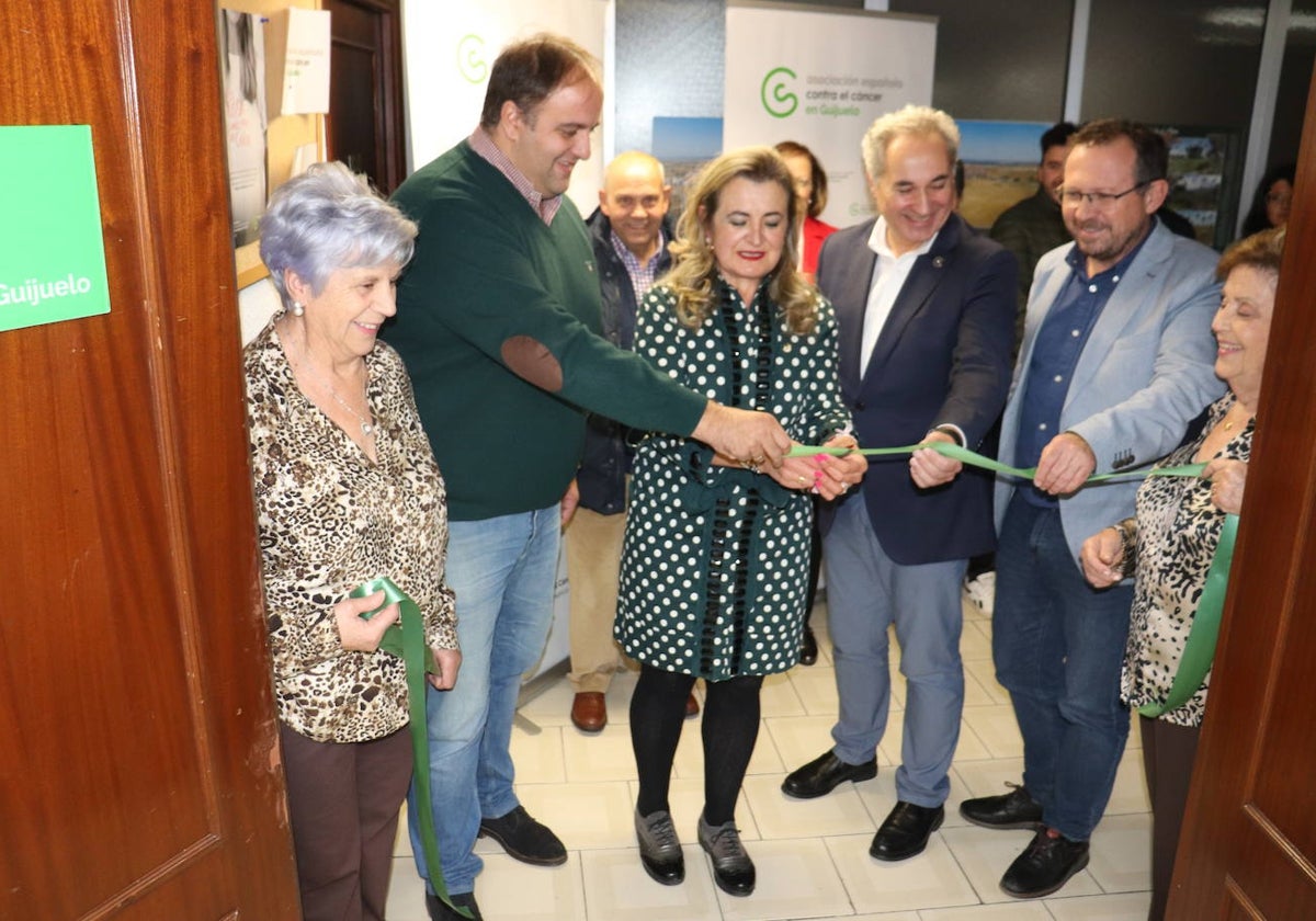 Momento de la inauguración de la nueva sede de la asociación en Guijuelo.