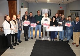 Momento de la entrega de los premios y el cheque a la asociación "La sonrisa de Alejandro"