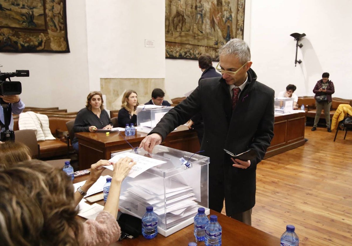 El rector Ricardo Rivero en las elecciones al Claustro de 2019.