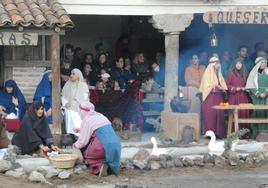 Lavanderas en el Belén viviente de Santiago de la Puebla y dos patos en el estanque creado para la puesta en escena.