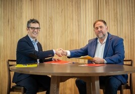 Félix Bolaños y Oriol Junqueras, tras firmar el acuerdo.