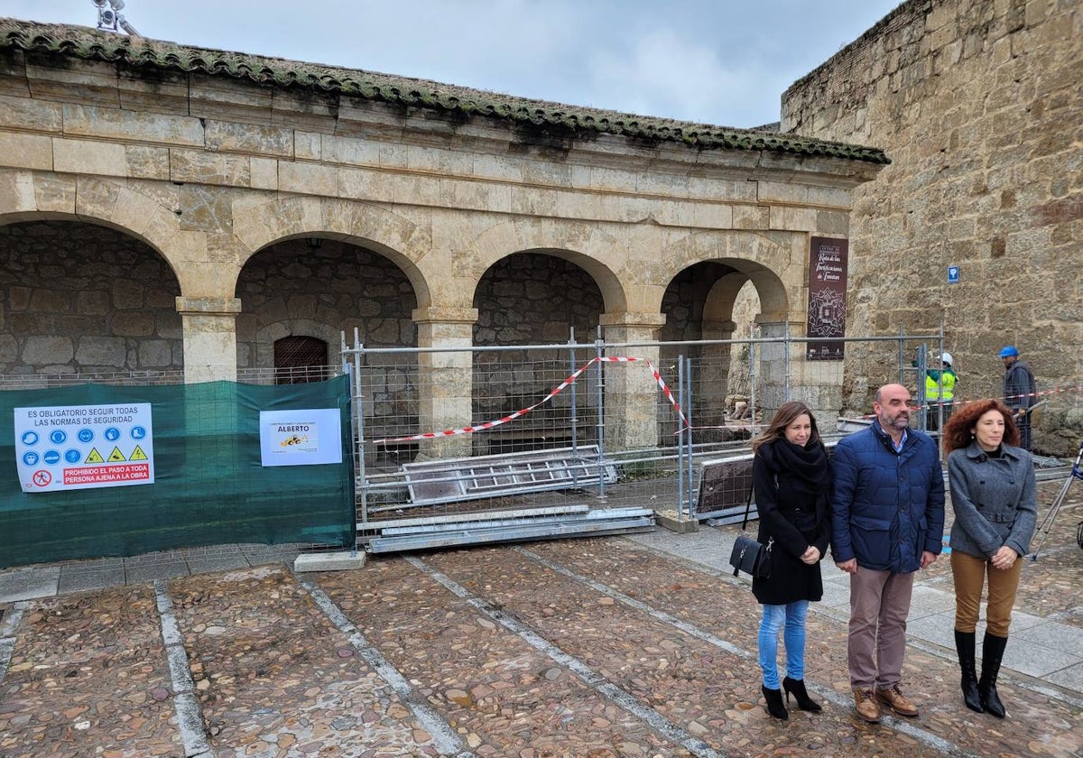 Vanesa García, Ramón Sastre y Belén Barco ante el Cuerpo de Guardia del Registro.