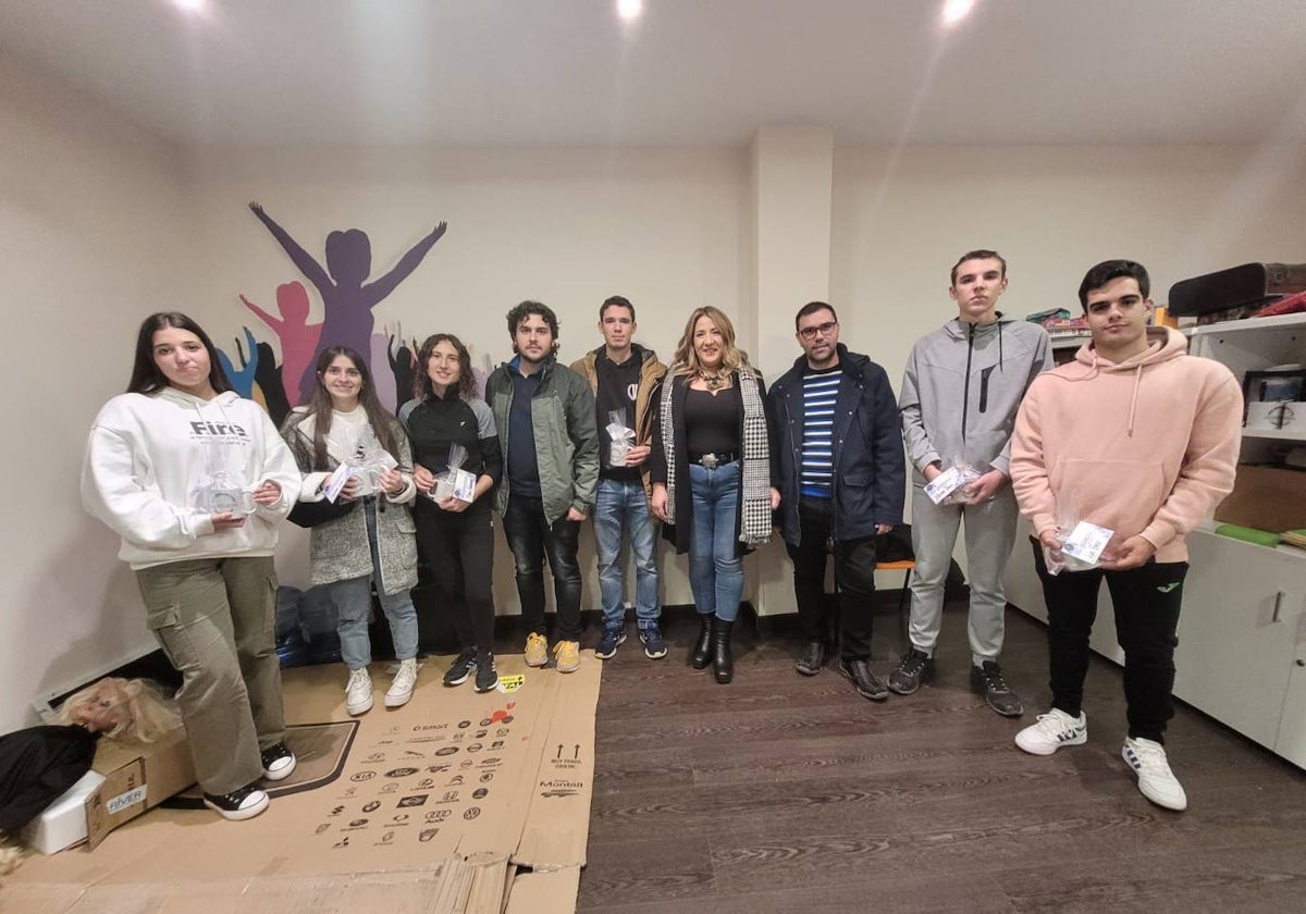 La delegada de Juventud, Ana Castaño, y el edil Rodrigo Toribio, con los jóvenes premiados.