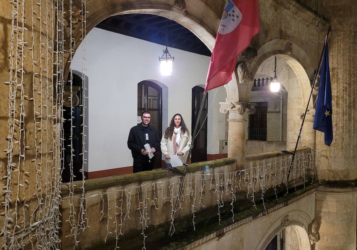 Los delegados de Hacienda y Comercio, Rodrigo Toribio y Paola Martín, en el Consistorio de Miróbriga.