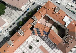 Vista de la cubierta de un edificio con placas solares.