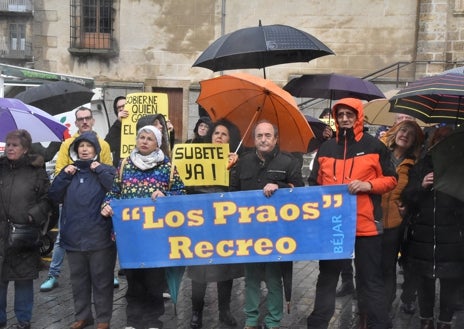 Imagen secundaria 1 - Los paraguas han sido también protagonistas en la concentración en apoyo del tren realizada esta mañana en Béjar. La asociación de vecinos Los Praos y Recreo también ha querido participar en esa reivindicación.