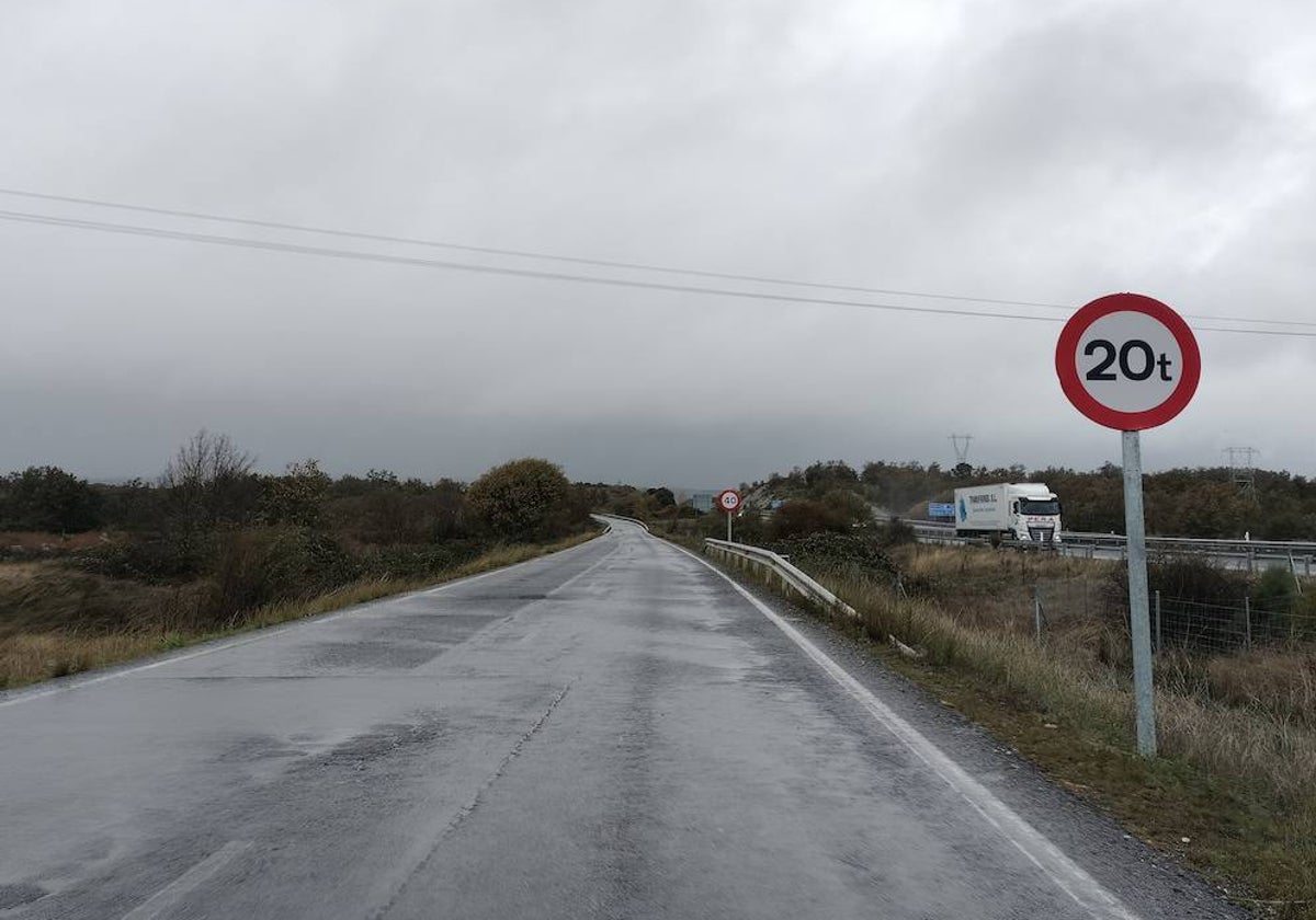 La señalización colocada impide el paso de camiones por la vía de servicio entre Fuentes y Guijuelo y obliga a los camiones a dar un rodeo por la Autovía.