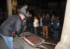 Loa calboches se prepararon en los soportales del Ayuntamiento