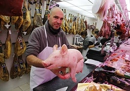 Un carnicero muestra un tostón para que el cliente se lo lleve directo al congelador.