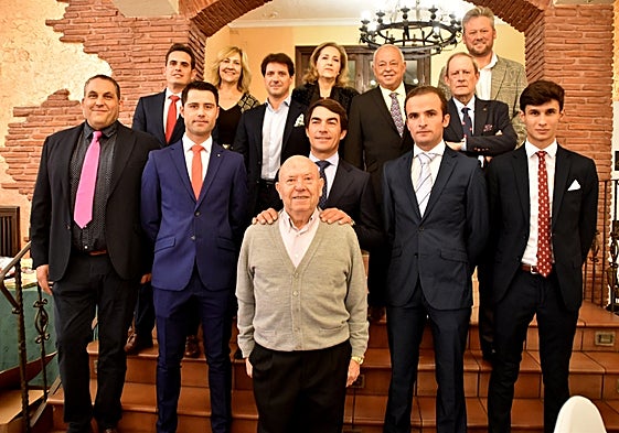 Los homenajeados posaron con las autoridades e invitados a la gala taurina.