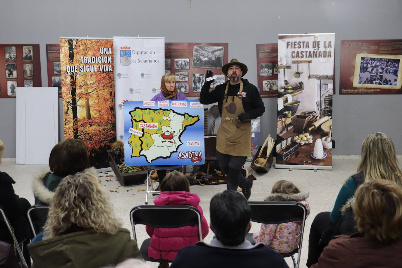 El sabor tradicional de las castañas asadas en Santibáñez de la Sierra