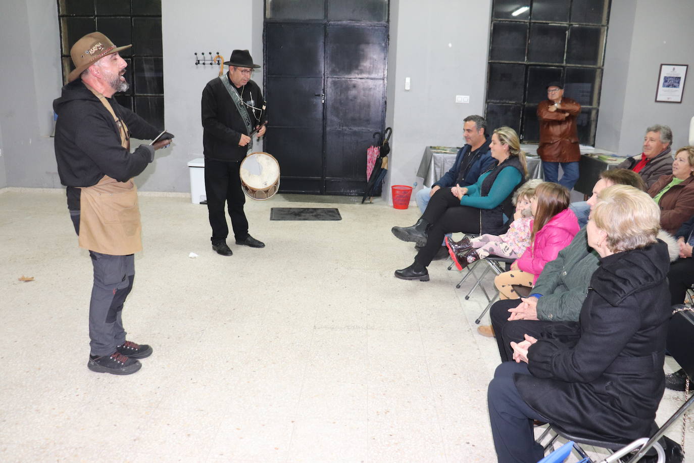 El sabor tradicional de las castañas asadas en Santibáñez de la Sierra