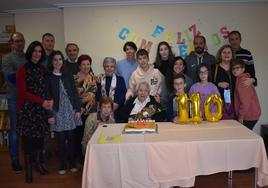 Isabel Vicente, natural de Cabeza de Caballo, celebró su 110 cumpleaños junto a hijas, nietos y bisnietos en la residencia de Mozárbez.