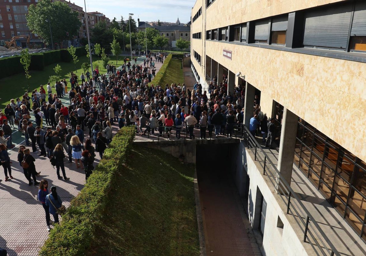 Opositores accediendo a la Facultad de Derecho en una prueba anterior.