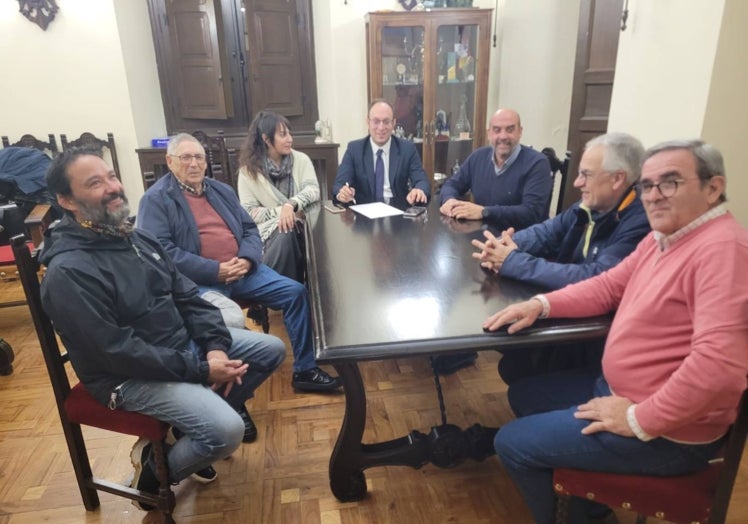 Reunión en la Alcaldía entre el equipo de gobierno municipal y la asociación «Amigos de la Ilusión»